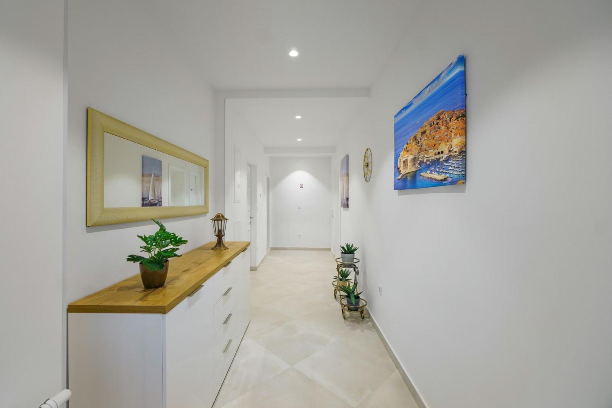 L&l With Swimming Pool And Seaview Apartment