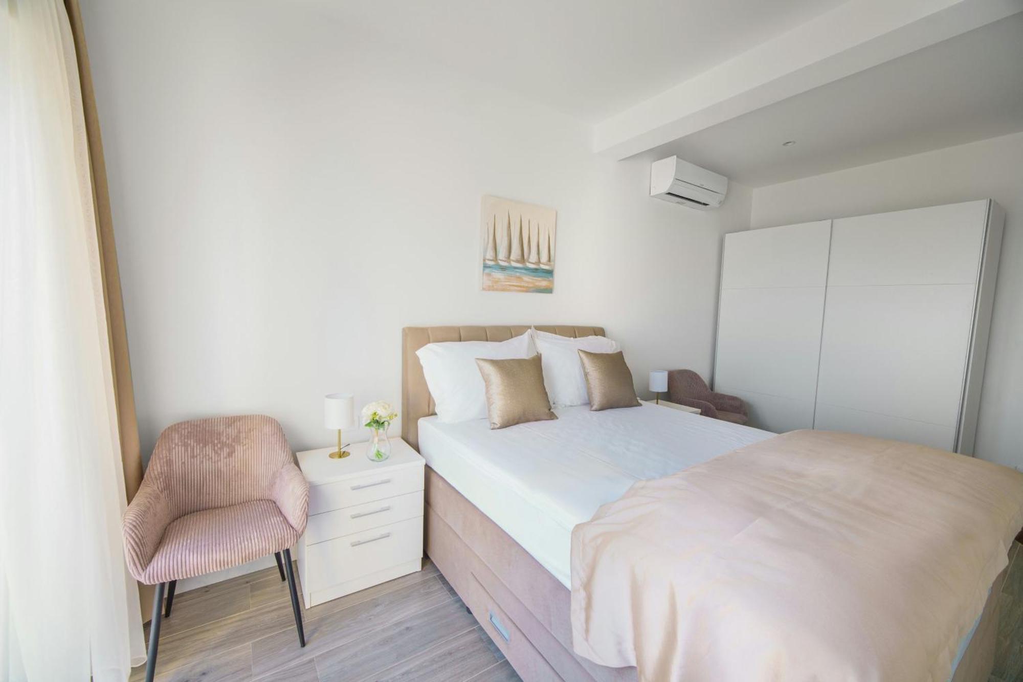 L&l With Swimming Pool And Seaview Apartment Split