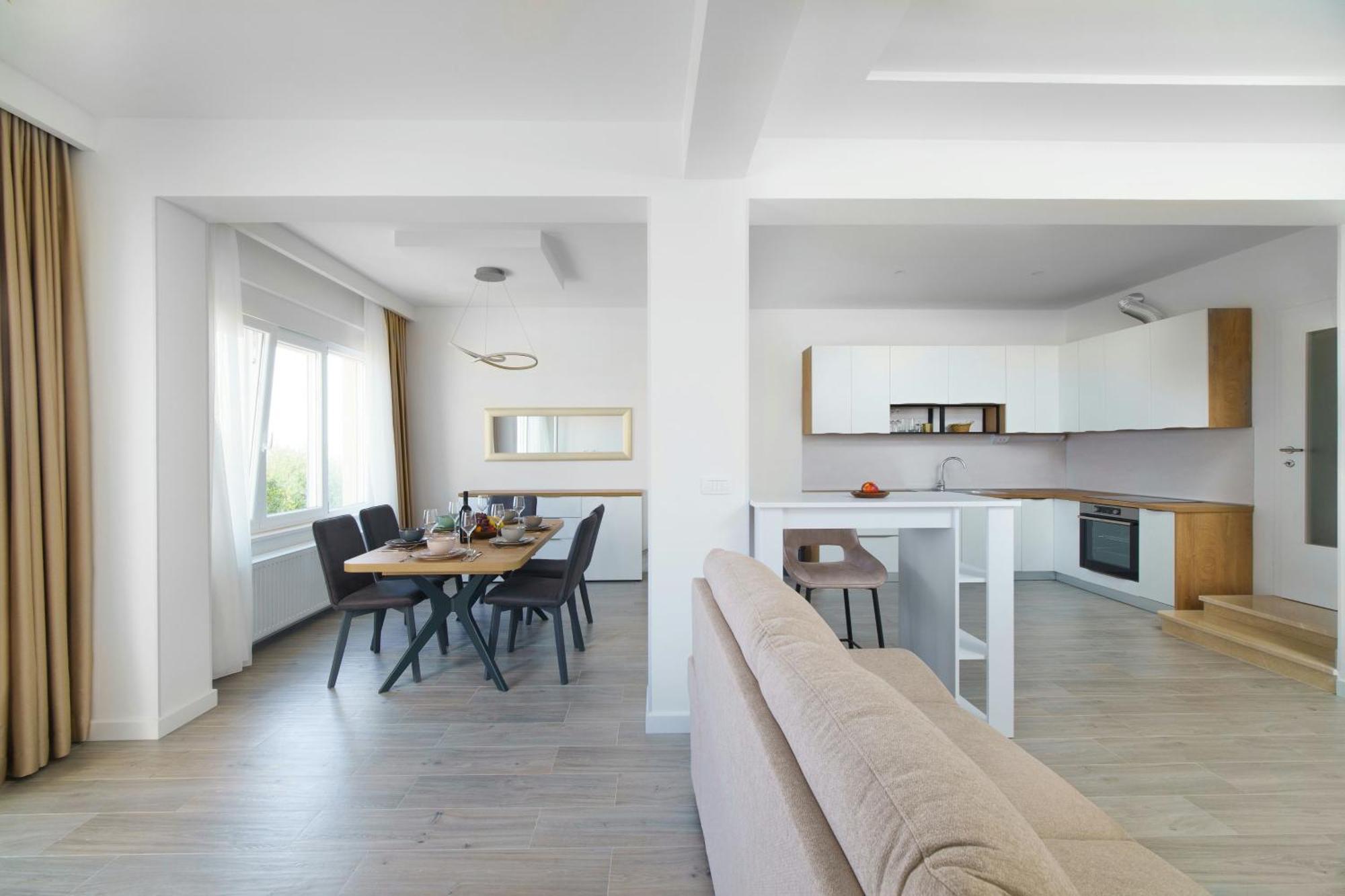 L&l With Swimming Pool And Seaview Apartment Split