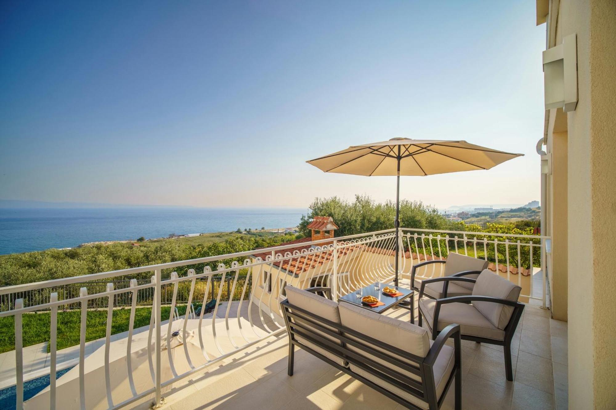L&l With Swimming Pool And Seaview