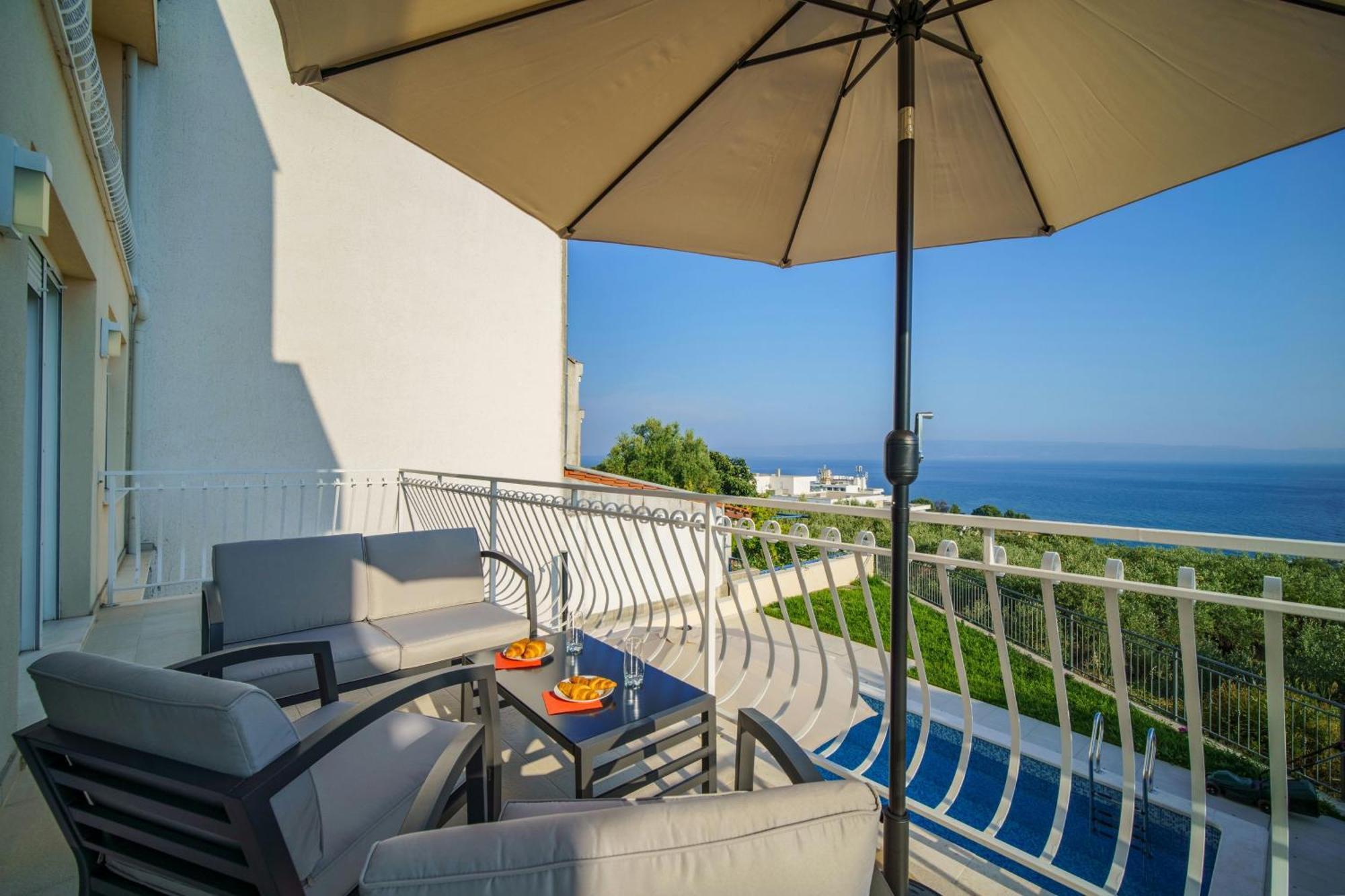 L&l With Swimming Pool And Seaview Apartment