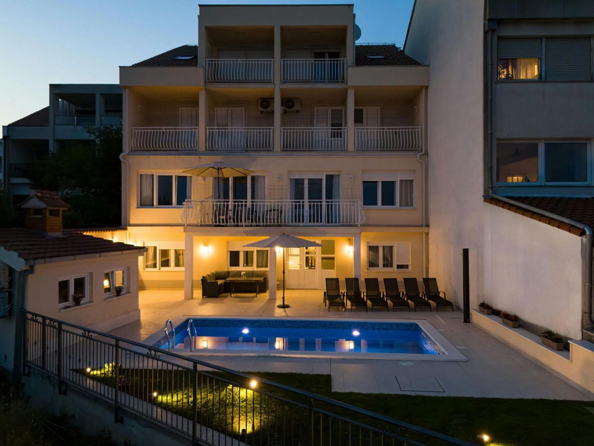 L&l With Swimming Pool And Seaview *