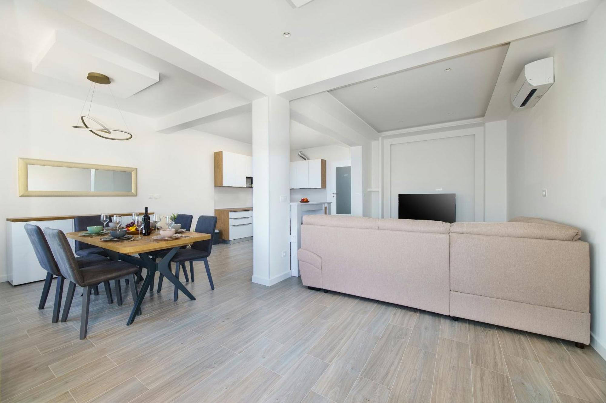 L&l With Swimming Pool And Seaview Apartment *