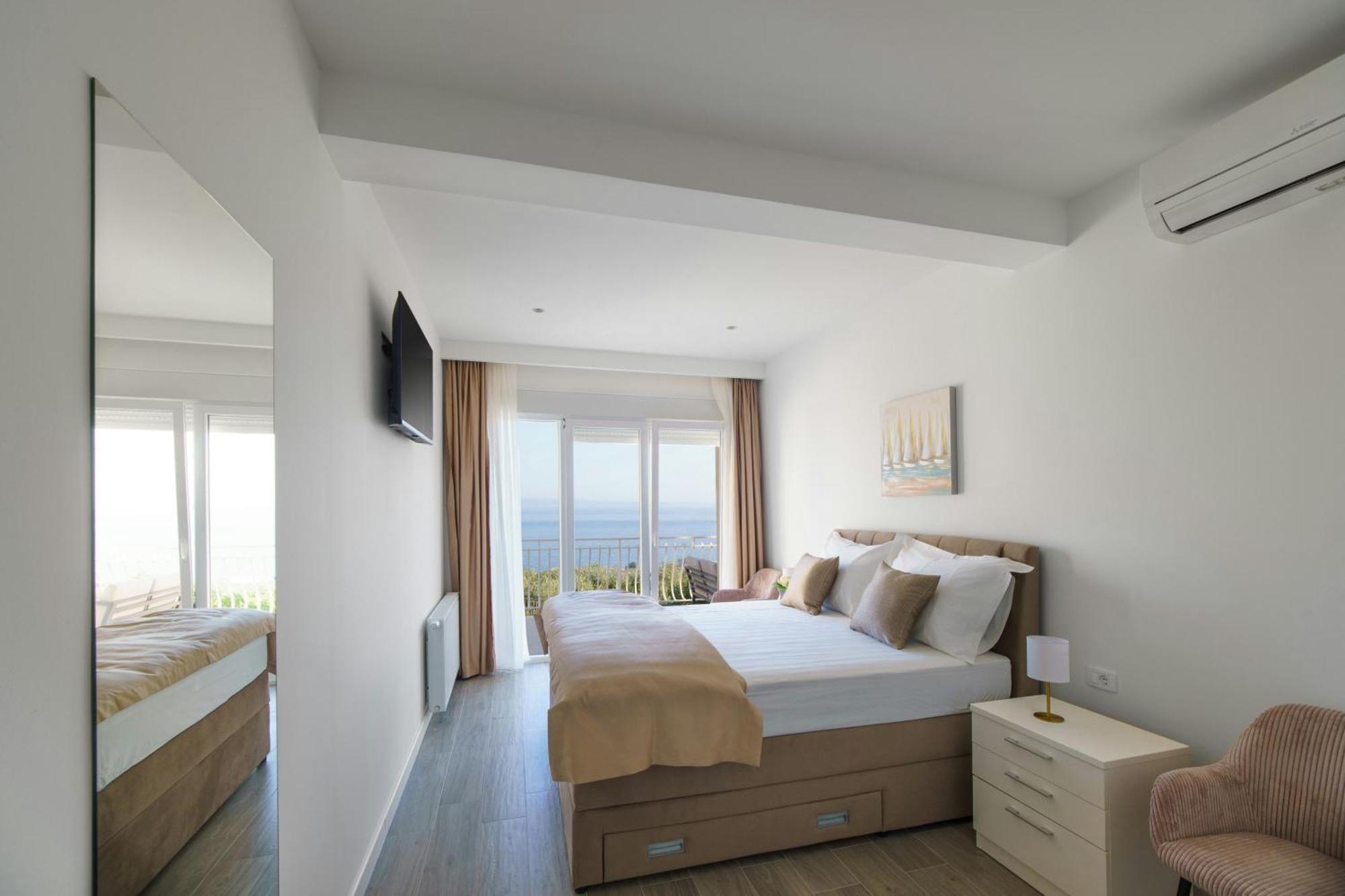 L&l With Swimming Pool And Seaview Apartmán