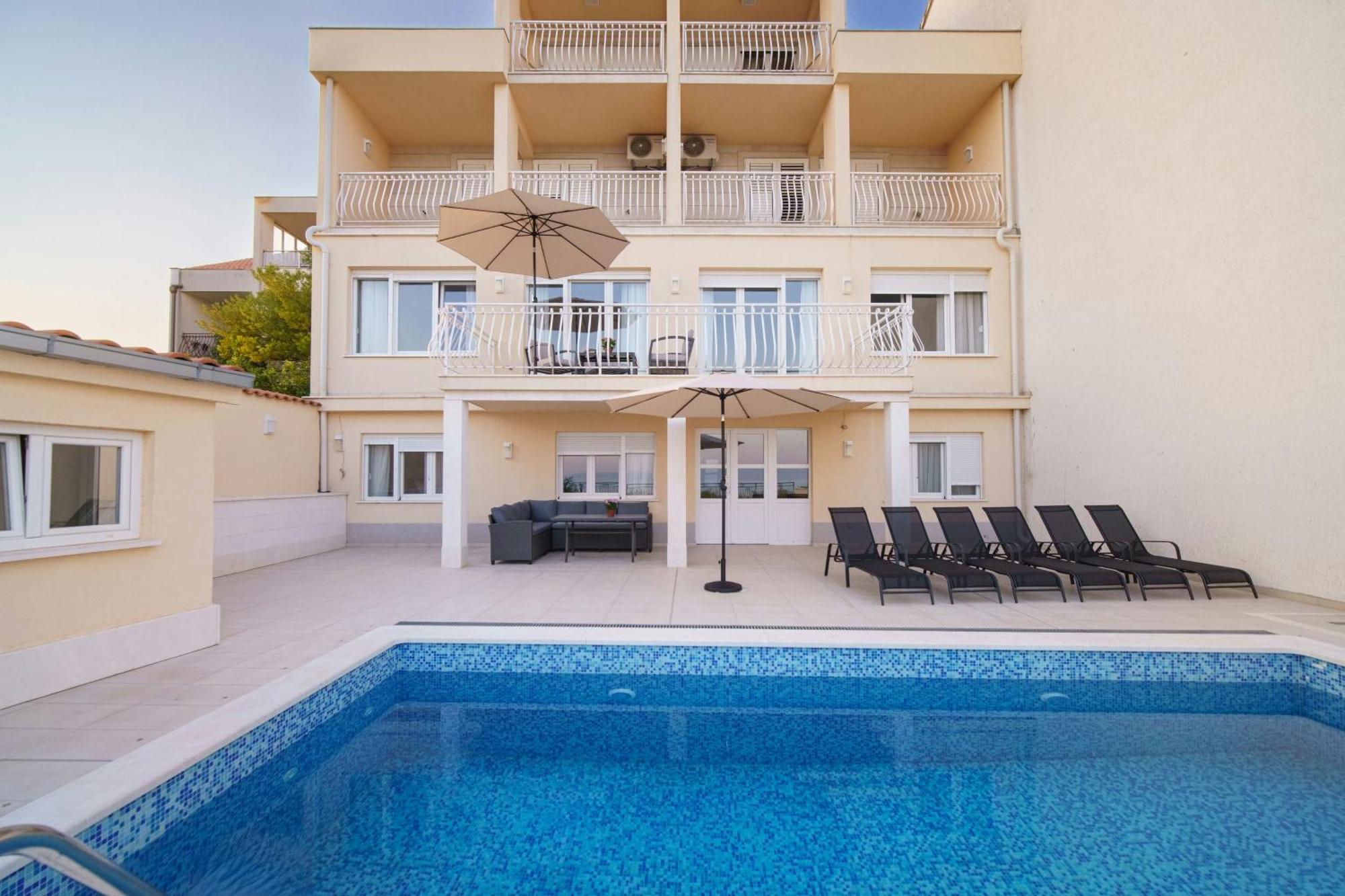 L&l With Swimming Pool And Seaview *