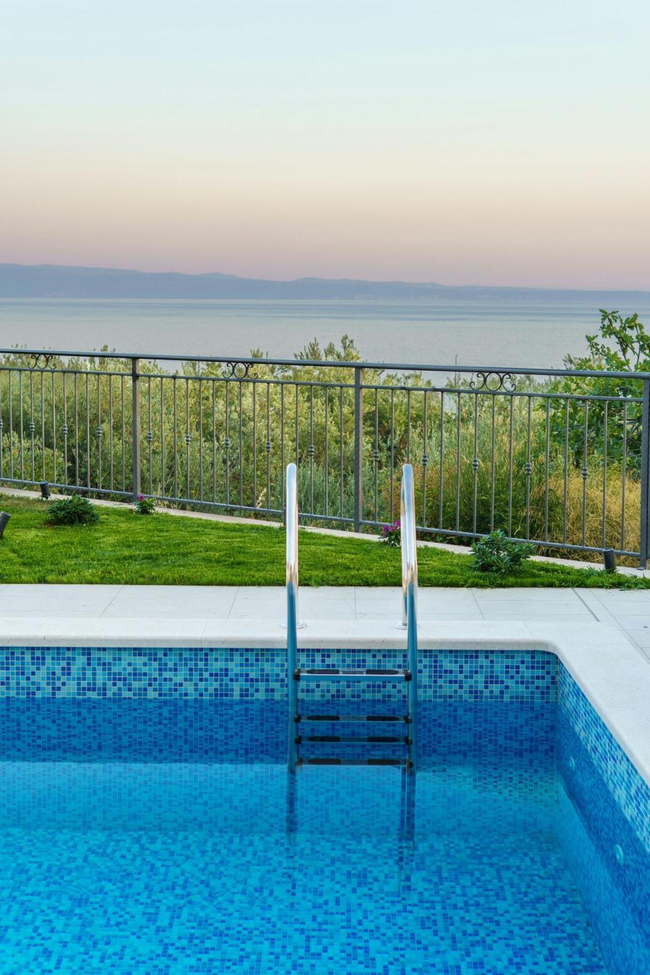 L&l With Swimming Pool And Seaview * Split