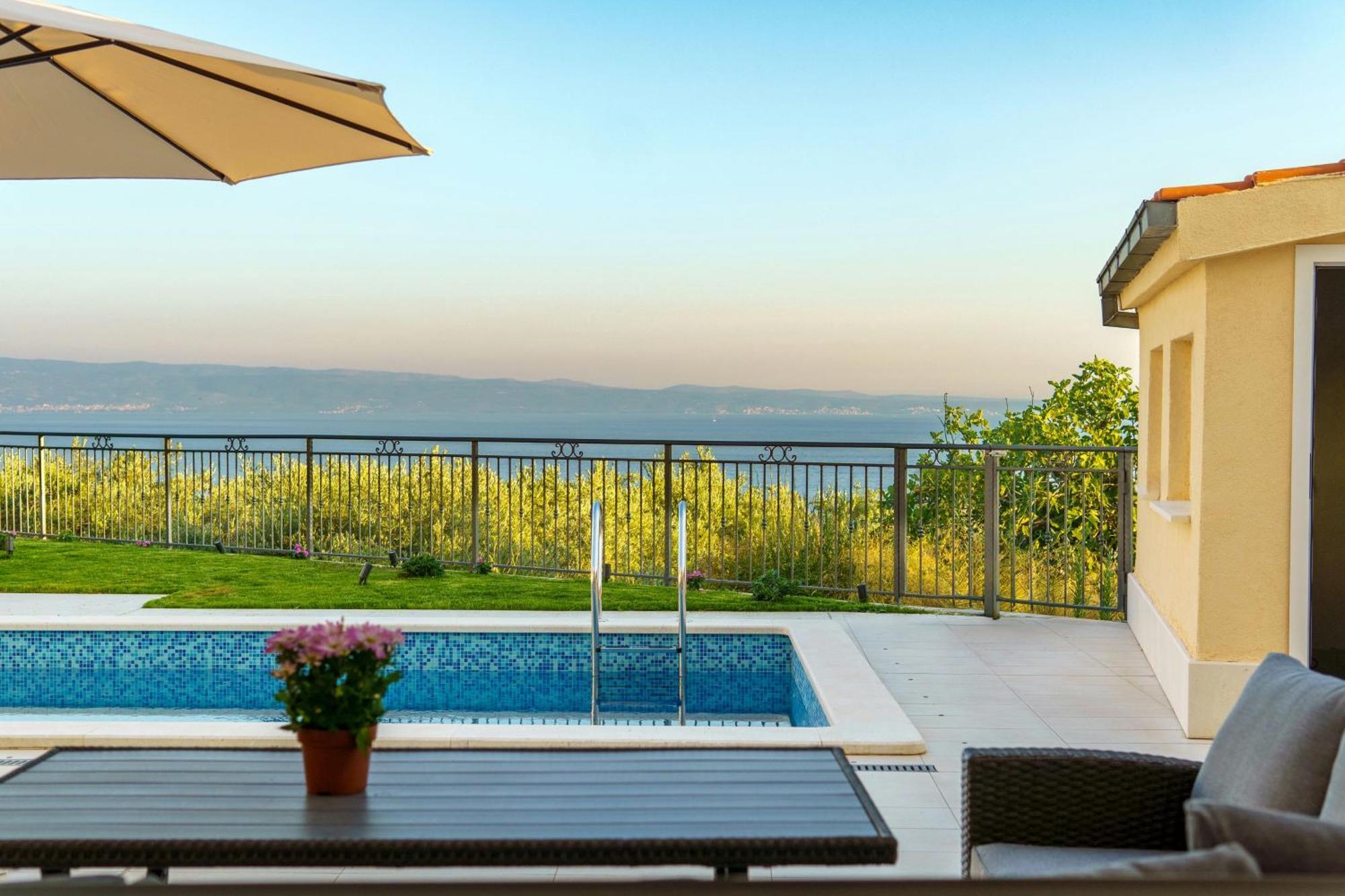 L&l With Swimming Pool And Seaview *