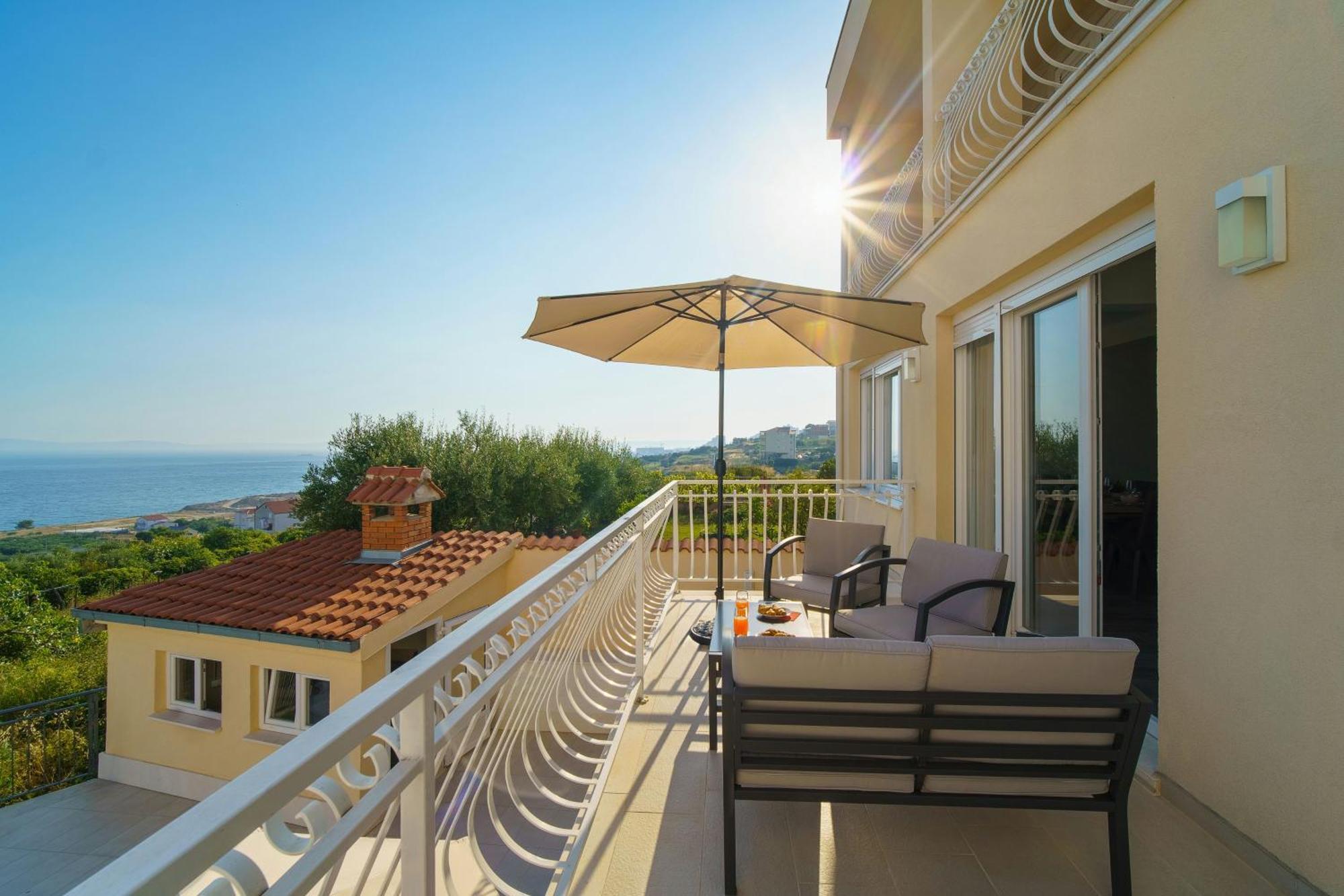 L&l With Swimming Pool And Seaview Split