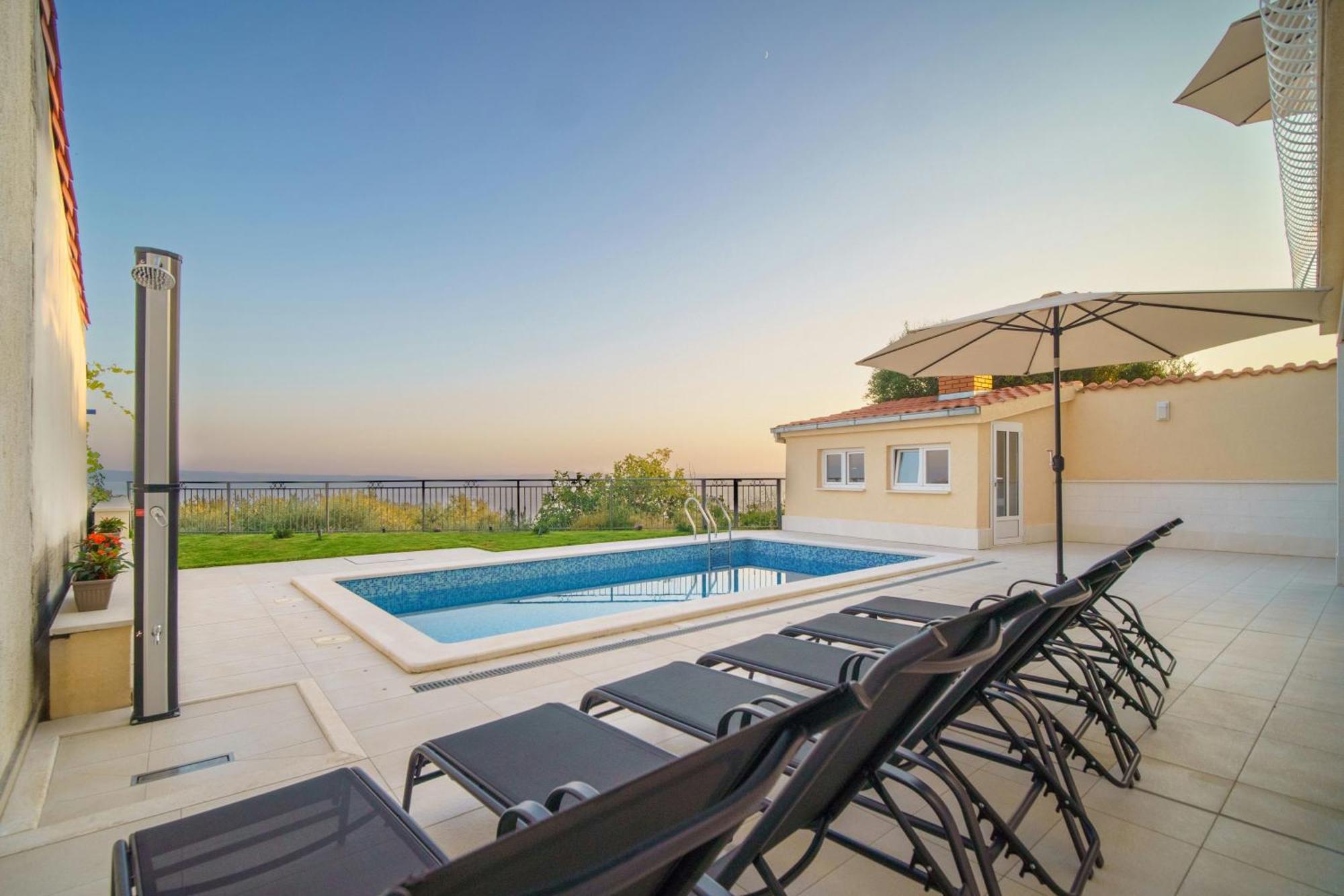 L&l With Swimming Pool And Seaview *